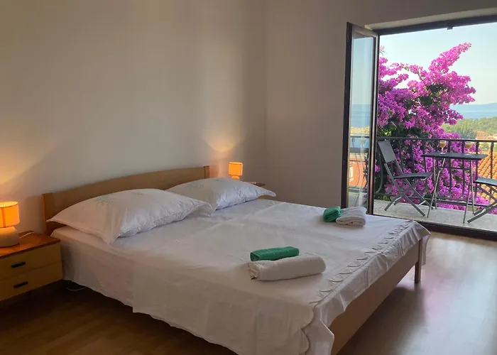 Seaview Maki With 2 Bedrooms A Private Balcony And Parking Garage 마카르스카